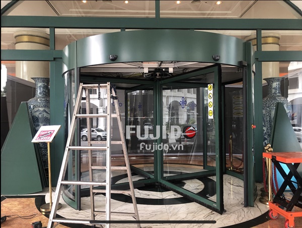 cua-tu-dong-quay-tron