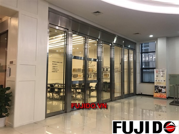 cua kinh thuy luc tao khong gian mo cho ngoi nha 2