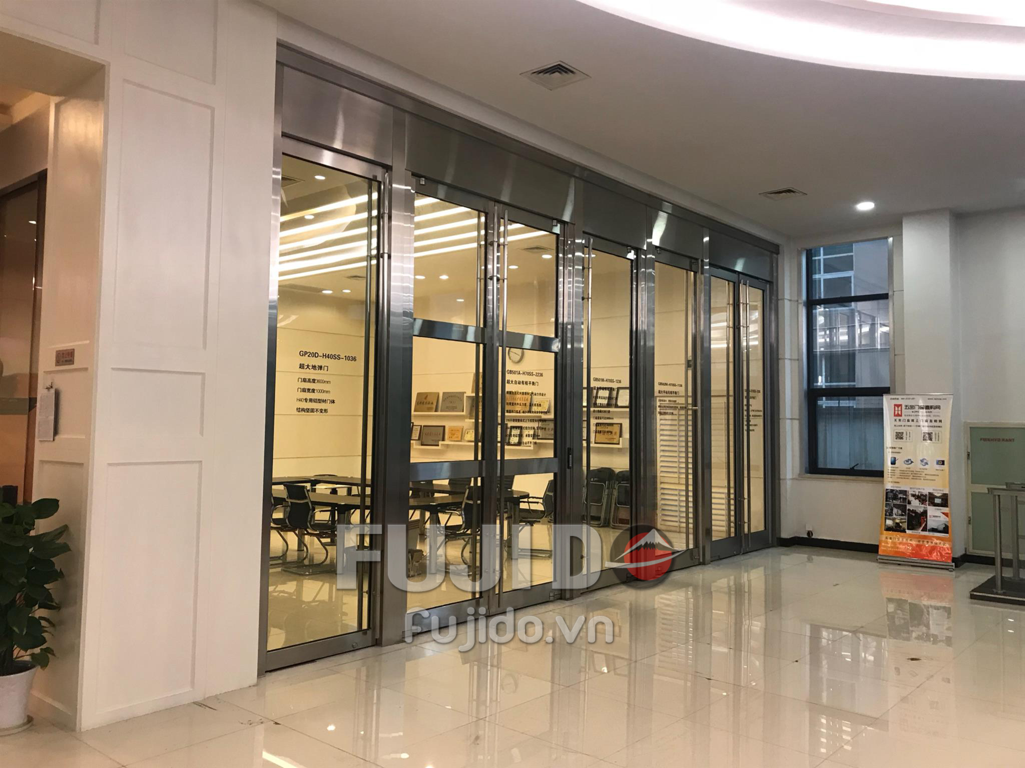 cua thuy luc khung inox 2