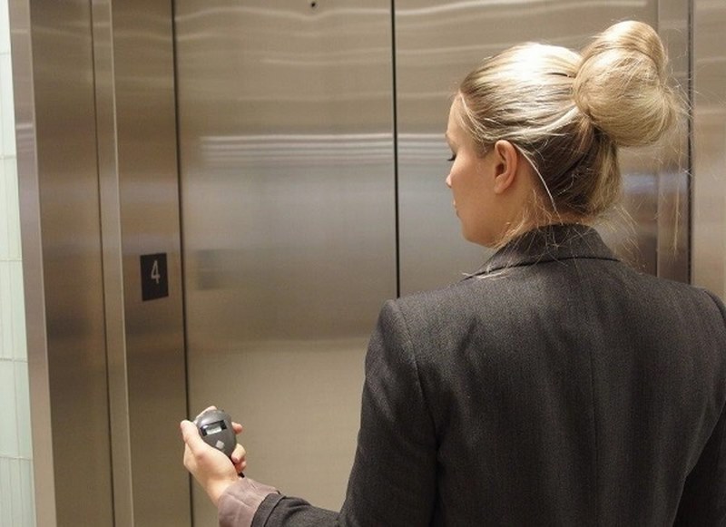 giu binh tinh khi thang may gap su co 1