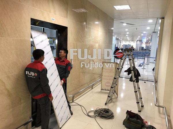 lap tam op inox thang may2