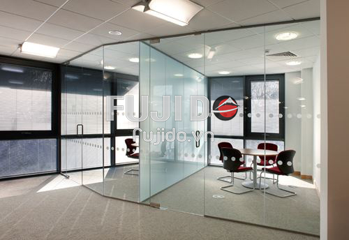 su dung cua kinh tu dong thiet ke khong gian van phong nho an tuong chuyen nghiep 1 1