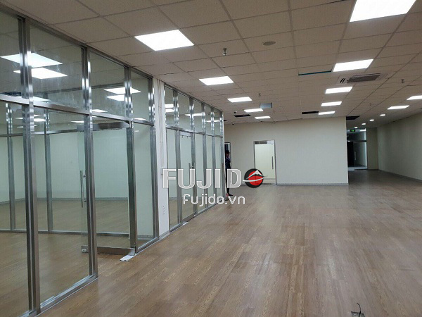 vach kinh khung bao inox1 1