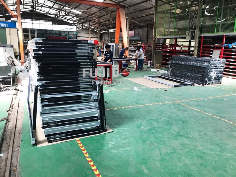 vach kinh chong chay giai phap an toan va tham my cho cong trinh hien dai 2