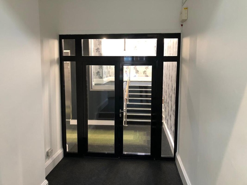 cua kinh chong chay khung bao thep xu huong bao ve cong trinh thoi dai moi 2