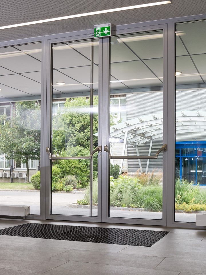 cua kinh chong chay khung bao thep xu huong bao ve cong trinh thoi dai moi 3