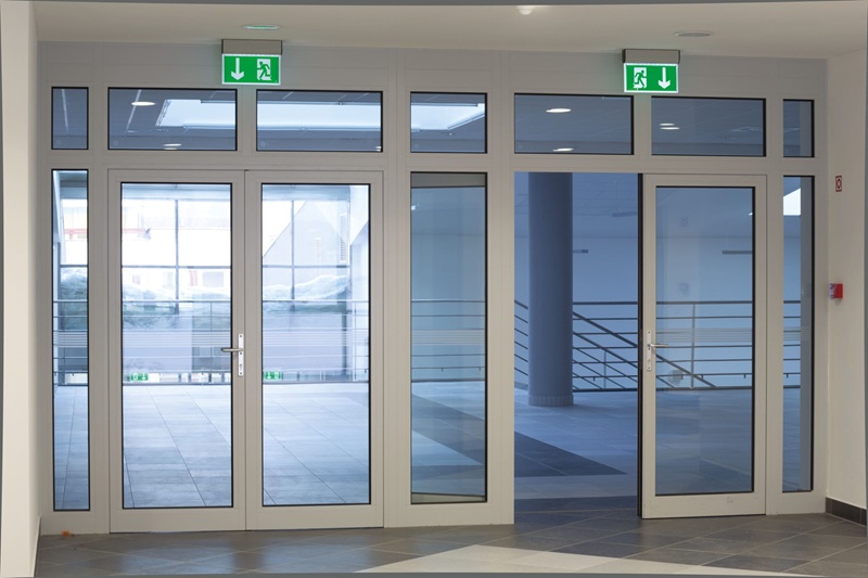 kham pha giai phap bao ve an toan hien dai voi cua kinh chong chay 2