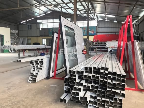 ung dung cua chan gap inox dinh hinh trong san xuat va thi cong 1